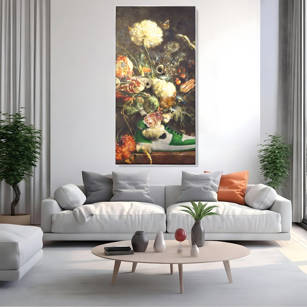 Tablou canvas cu tablou canvas cu pantof sport si flori, in rama de aluminiu argintiu, pe perete intr-un living
